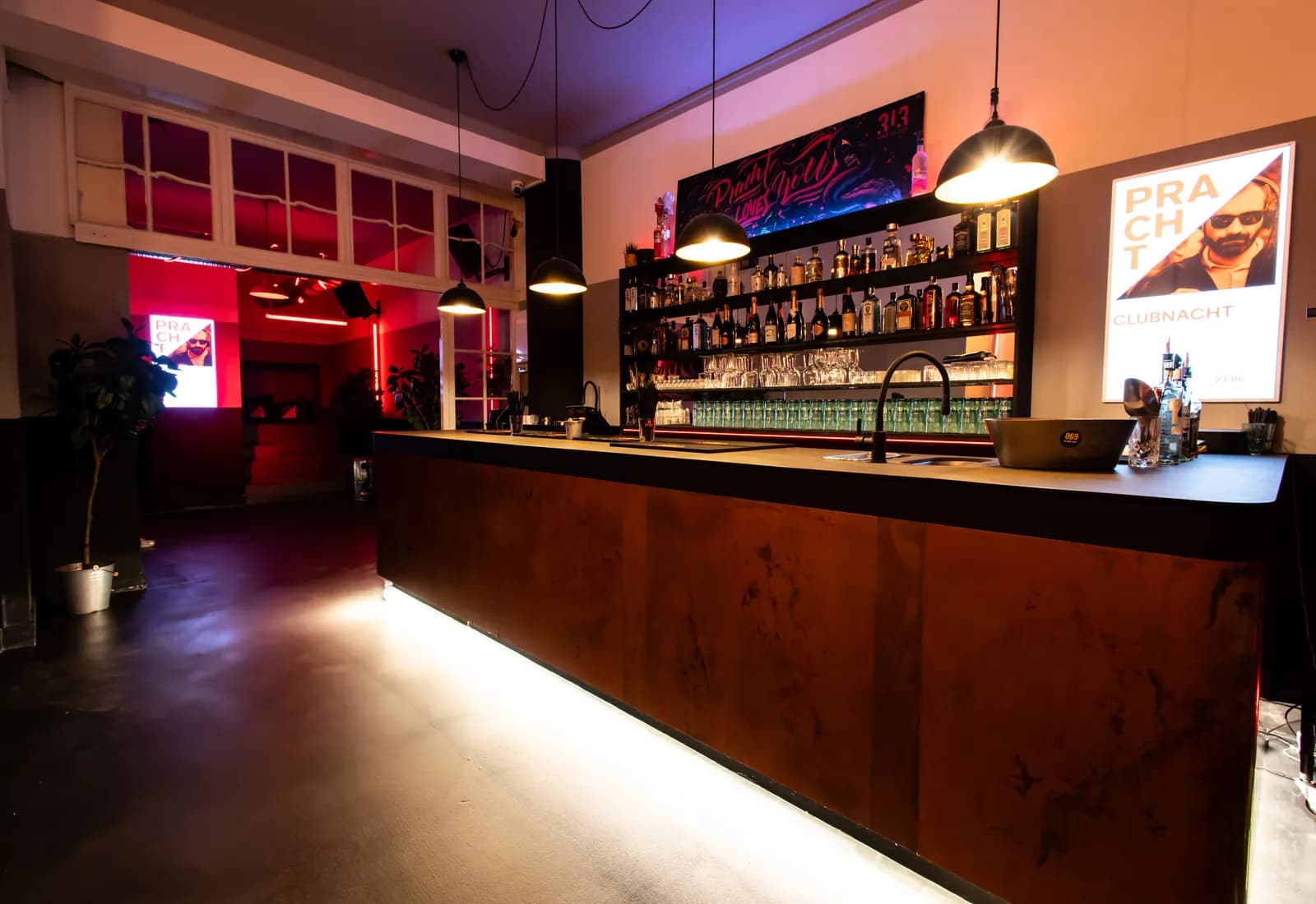 Bar in voller Länge mit Gläsern und Spirituosen